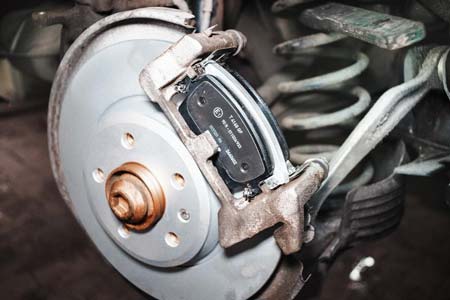 Замена тормозных колодок и дисков VW POLO в Пскове